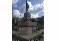 Памятник Ленину в центре Ясногорска разрушается на глазах