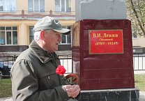 Пролетарцы возложили цветы к памятнику Ленину