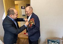 Тульский обком КПРФ наградил юбилейной медалью ЦК КПРФ «80 лет Великой Победы» ветерана партии, почетного гражданина Щекинского района Тульской области Л.Ю. Пельта