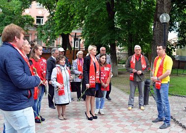 В День русского языка коммунисты возложили цветы к памятнику А.С. Пушкину.