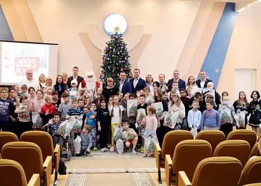 Депутаты-коммунисты приняли участие в новогоднем празднике  в детской областной больнице