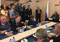 Олег Лебедев провёл торжественную церемонию гашения почтовых марок, посвящённых истории отечественного пчеловодства