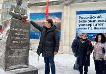 Тульские коммунисты и комсомольцы возложили цветы к памятнику В.А. Стародубцеву