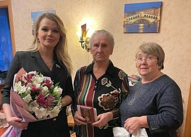 Депутат Тульской городской Думы, заместитель руководителя фракции КПРФ Елена Чекан поздравила ветеранов и вручила им юбилейные медали «80 лет Победы в Великой Отечественной войне 1941-1945 гг.»