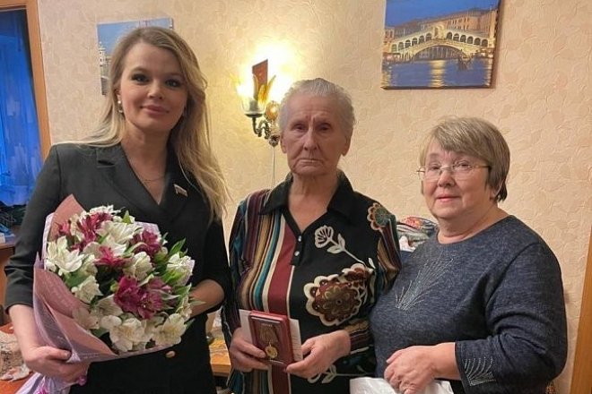 Депутат Тульской городской Думы, заместитель руководителя фракции КПРФ Елена Чекан поздравила ветеранов и вручила им юбилейные медали «80 лет Победы в Великой Отечественной войне 1941-1945 гг.»