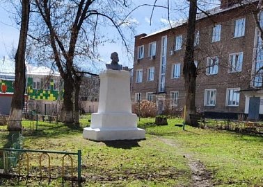 Ефремовские коммунисты продолжают проводить субботники и приводить в порядок памятники советской эпохи в Ефремовском районе