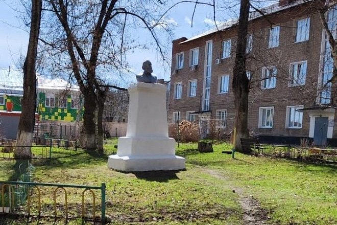 Ефремовские коммунисты продолжают проводить субботники и приводить в порядок памятники советской эпохи в Ефремовском районе