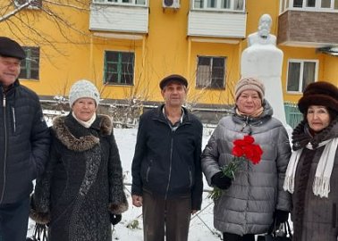 В Ефремове возложили цветы к памятнику  Ф.Энгельсу в день 202-ой годовщины со дня его рождения