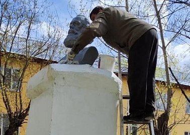 Ефремовские коммунисты отремонтировали памятник Карлу Марксу 