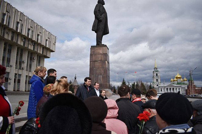 Тульские коммунисты возложили цветы к памятнику Ленину