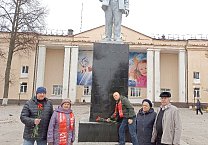 Тульские коммунисты по всему региону провели возложения цветов к памятникам В.И. Ленина