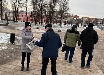 Тульские коммунисты раздали рабочим оборонных предприятий газету с выступлением лидера КПРФ Г.А. Зюганова Тульские коммунисты раздали рабочим оборонных предприятий газету с выступлением лидера КПРФ Г.А. Зюганова