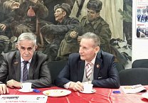 Тульский обком партии вместе с комсомольцами организовали круглый стол «Коммунисты 21 века» Тульский обком партии вместе с комсомольцами организовали круглый стол «Коммунисты 21 века»