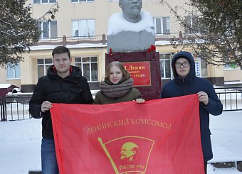 Коммунисты Тульской области несут цветы к памятникам В.И. Ленину Коммунисты Тульской области несут цветы к памятникам В.И. Ленину