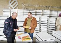 По инициативе Г.А. Зюганова состоялась отправка гуманитарной помощи пчеловодам Донбасса. В ней приняли участие тульские коммунисты. По инициативе Г.А. Зюганова состоялась отправка гуманитарной помощи пчеловодам Донбасса. В ней приняли участие тульские коммунисты.