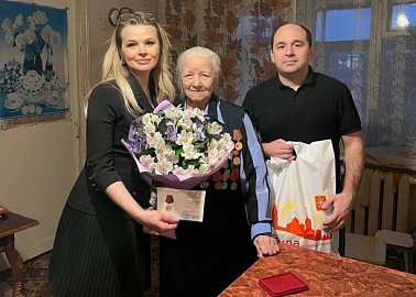 Депутат Тульской городской Думы, заместитель руководителя фракции КПРФ Елена Чекан продолжает поздравлять ветеранов и вручать им юбилейные медали «80 лет Победы в Великой Отечественной войне 1941-1945 гг.»