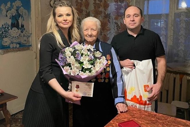 Депутат Тульской городской Думы, заместитель руководителя фракции КПРФ Елена Чекан продолжает поздравлять ветеранов и вручать им юбилейные медали «80 лет Победы в Великой Отечественной войне 1941-1945 гг.»