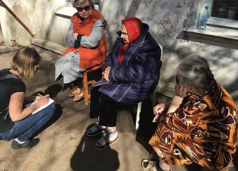 Олег Лебедев вместе с жителями посадил деревья и встретился с избирателями.