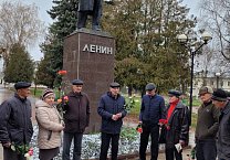 В Венёве отметили 7 ноября традиционным возложением цветов к памятнику Ильичу и партийным собранием В Венёве отметили 7 ноября традиционным возложением цветов к памятнику Ильичу и партийным собранием