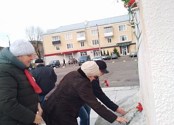 Тульские коммунисты по всему региону провели возложения цветов к памятникам В.И. Ленина Тульские коммунисты по всему региону провели возложения цветов к памятникам В.И. Ленина
