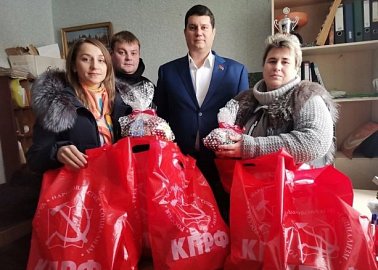 Тульские коммунисты передали подарки детям с ограниченными возможностями здоровья