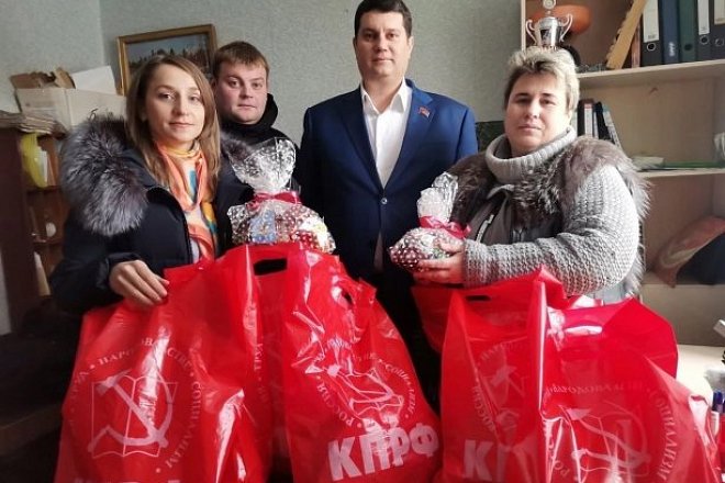 Тульские коммунисты передали подарки детям с ограниченными возможностями здоровья