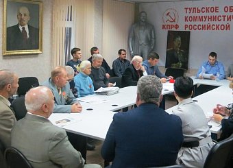 Тульские коммунисты собрались за Круглым столом, чтобы вспомнить о заслугах Иосифа Виссарионовича Сталина