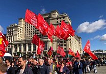 Тульские коммунисты приняли участие в возложении венков и цветов к Могиле Неизвестного Солдата у Кремлевской стены