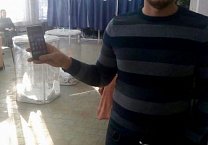 Молодые наблюдатели от Грудинина ведут видеосъемку на избирательных участках