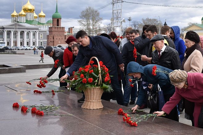 Тульские коммунисты возложили цветы к памятнику Ленину