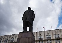 Тульские коммунисты возложили цветы к памятнику Ленину