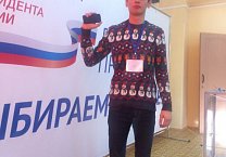 Молодые наблюдатели от Грудинина ведут видеосъемку на избирательных участках