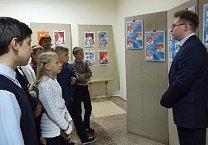 На выставке к 100-летию комсомола в Туле проходят школьные экскурсии