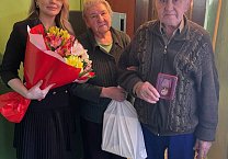 Депутат Тульской городской Думы Елена Чекан поздравила ветеранов и вручила им юбилейные медали «80 лет Победы в Великой Отечественной войне 1941-1945 гг.» Депутат Тульской городской Думы Елена Чекан поздравила ветеранов и вручила им юбилейные медали «80 лет Победы в Великой Отечественной войне 1941-1945 гг.»