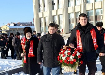Тульские коммунисты возложили цветы к памятнику В.И. Ленину на главной площади региональной столицы.