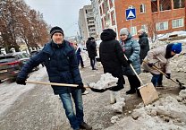 Первый секретарь Пролетарского РК КПРФ Евгений Жеков принял участие в «снежном субботнике»