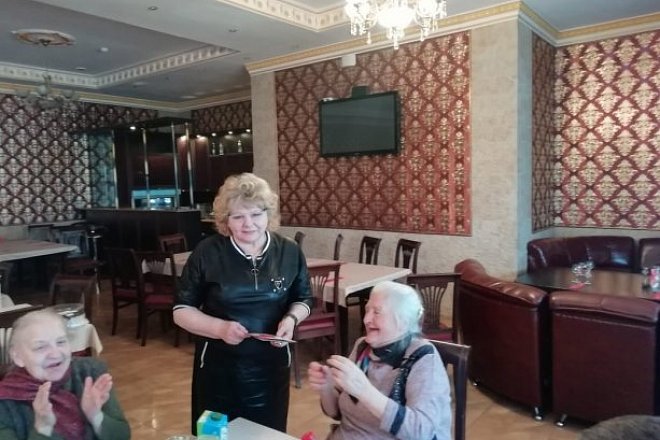 Узловский райком КПРФ поздравил старейшего члена партии с юбилеем