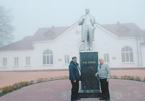Кимовские коммунисты возложили цветы к памятнику В.И. Ленину