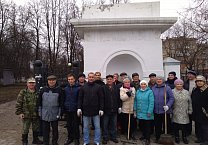 Новомосковские коммунисты вышли на субботник Новомосковские коммунисты вышли на субботник