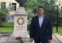 Цветы – основоположнику современного русского языка