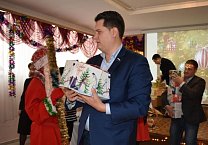 Тульские коммунисты поздравили детей и родителей в центре социального обслуживания населения