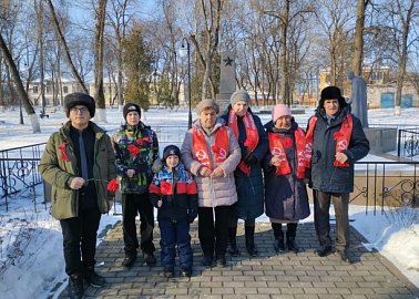 Коммунисты Богородицка 23 февраля совместно с комсомольцами района почтили память бойцов с возложением цветов в городском парке