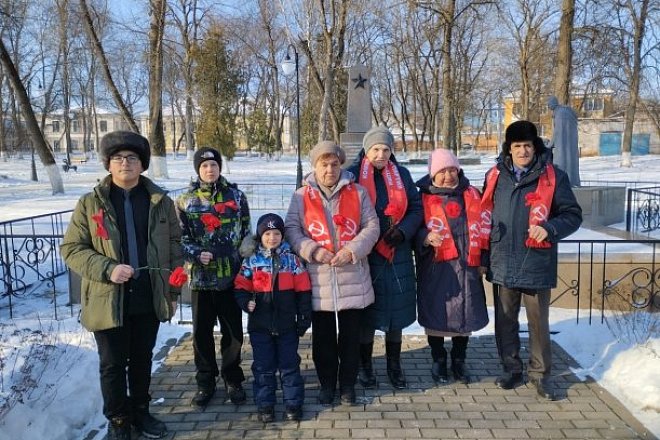 Коммунисты Богородицка 23 февраля совместно с комсомольцами района почтили память бойцов с возложением цветов в городском парке