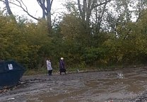 Местные коммунисты помогли жителям обустроить контейнерную площадку в Донском