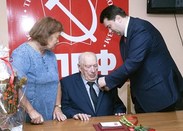 Олег Лебедев передал награду Минсельхоза РФ старейшему аграрию страны, руководителю народного предприятия «Красный Октябрь» Ю.М. Иванову