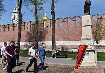 Тульские коммунисты возложили цветы к памятнику Карлу Марксу