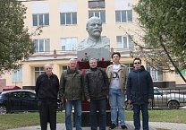 Пролетарцы возложили цветы к памятнику Ленину