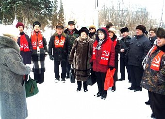 Коммунисты Тульской области несут цветы  к памятникам В.И. Ленину