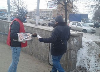 Слово правды в каждый дом! Молодые коммунисты распространяют газеты и листовки о Павле Грудинине!