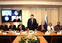 Олег Лебедев провёл в Государственной Думе круглый стол, посвященный продовольственной безопасности, развитию пчеловодства и охране окружающей среды Олег Лебедев провёл в Государственной Думе круглый стол, посвященный продовольственной безопасности, развитию пчеловодства и охране окружающей среды